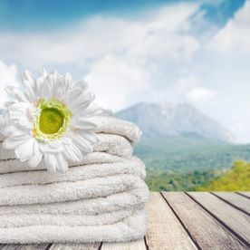 linge plié sur une terrasse vue sur la montagne